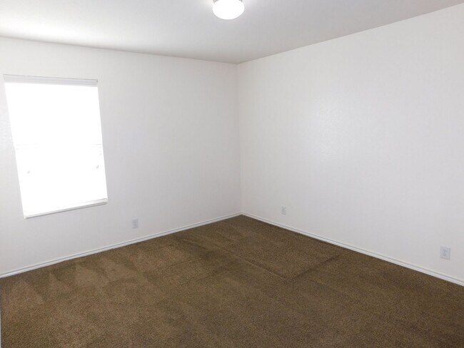 Building Photo - Beautiful, spacious 4 bedroom, 2.5 bath ho...