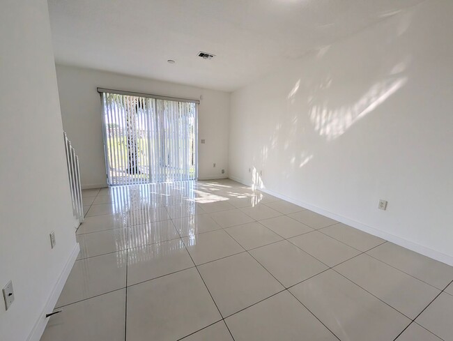 Building Photo - Gorgeous 2BR/2.5BA Townhouse in Gated Community – Lauderhill