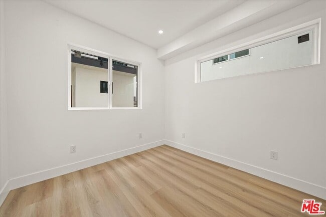 Building Photo - 910 N Hudson Ave