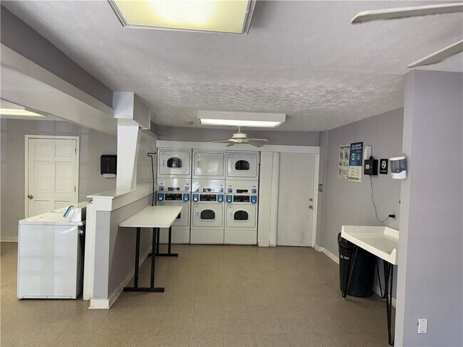 Building Photo - 3085 Colonial Way