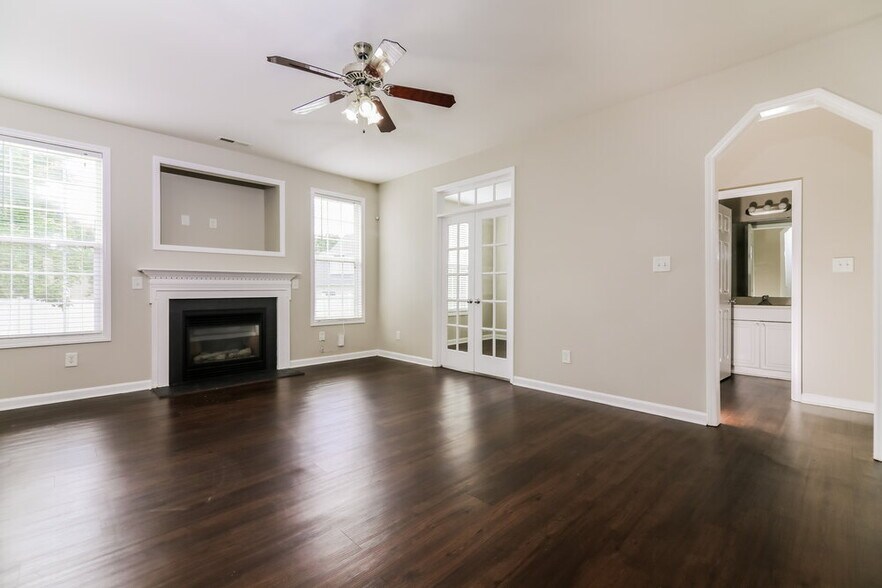 Building Photo - 8015 Willowglen Dr