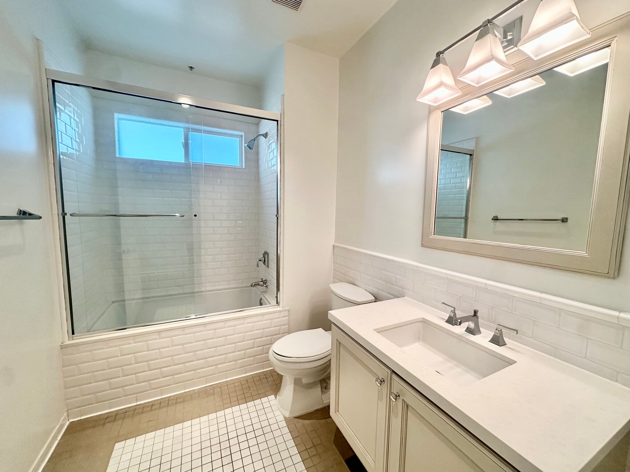 Building Photo - 1625 Granville Ave