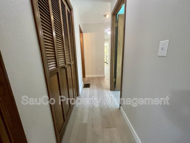 Building Photo - 324 SE 30th Ave