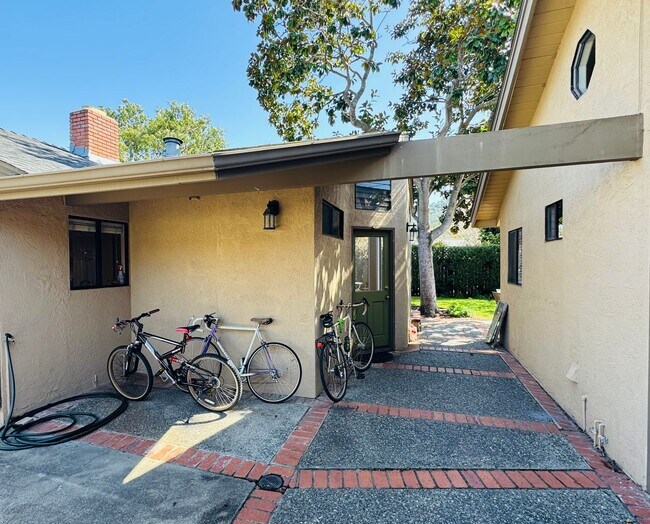 Building Photo - 324 Cuesta Dr