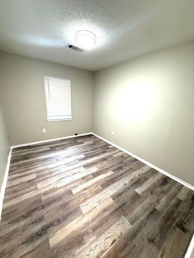 Building Photo - ** 4 Bed 2 Bath located in Montgomery East ** Call 334-366-9198 to schedule a self tour