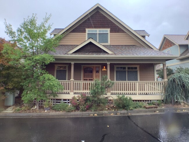 Primary Photo - Three bed home with Den/Office in beautifu...