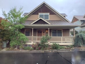 Building Photo - Three bed home with Den/Office in beautifu...
