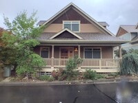 Building Photo - Three bed home with Den/Office in beautifu...