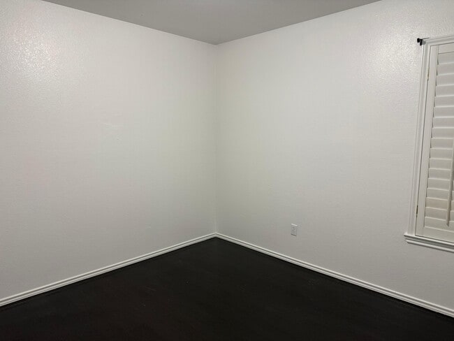 Building Photo - 1940 Cliffrose Dr