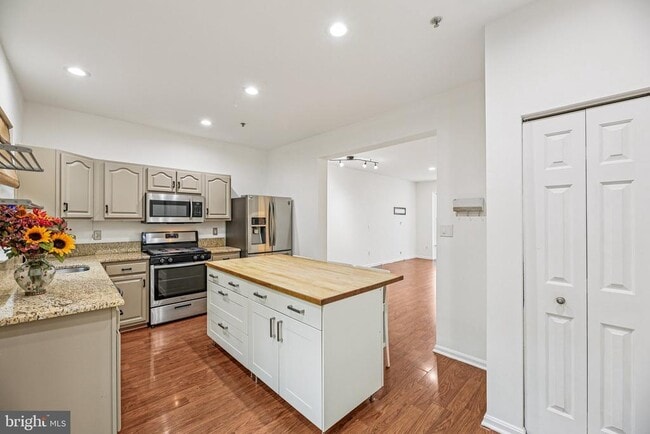 Building Photo - 633 Baystone Ct