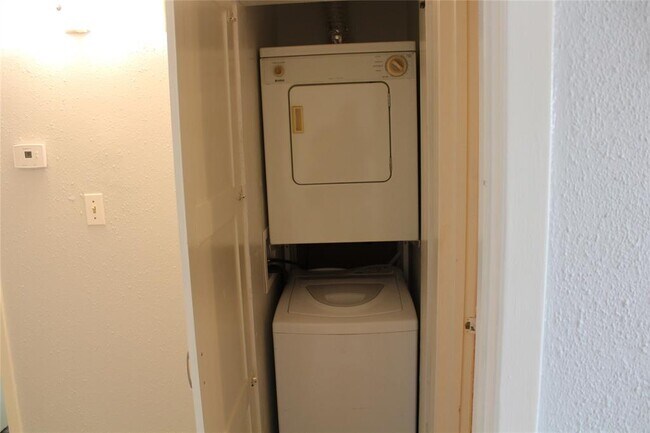 Building Photo - 1016 W Tri Oaks Ln