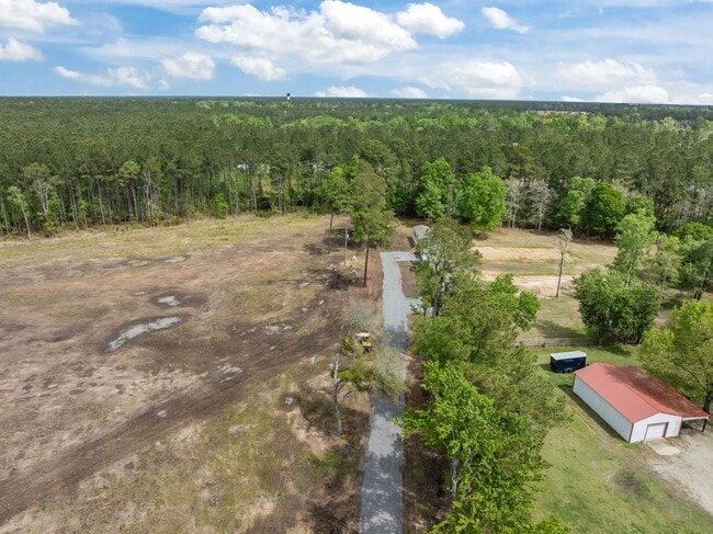 Building Photo - Peaceful 3 Bedroom Rental Home on 1 Acre – Lawn Care Included