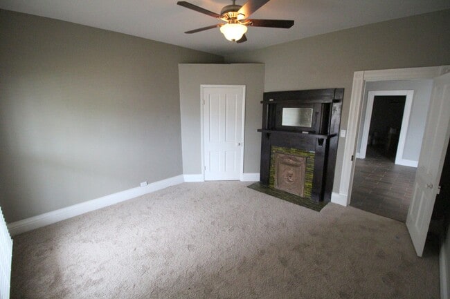 Building Photo - 3 bed 2 bath Campus Rental