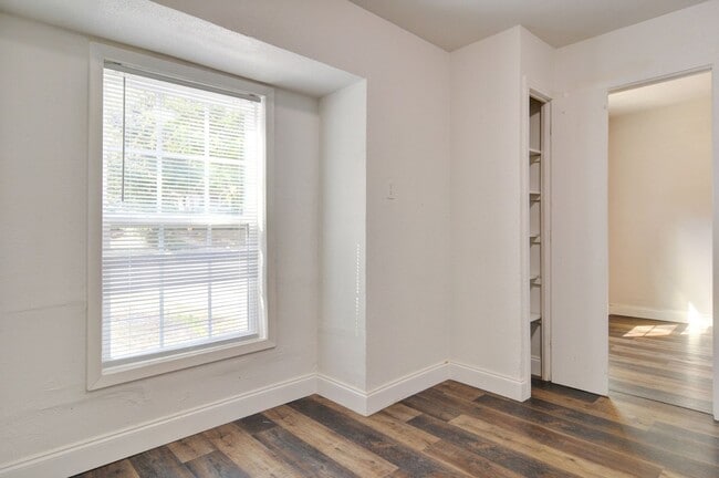 Building Photo - 3 bed 2 bath