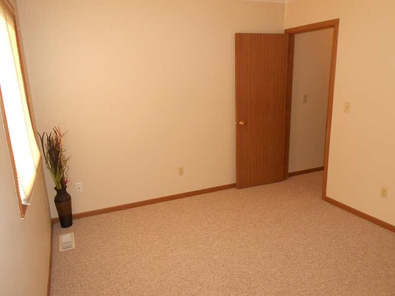 Building Photo - 420 6th Ave