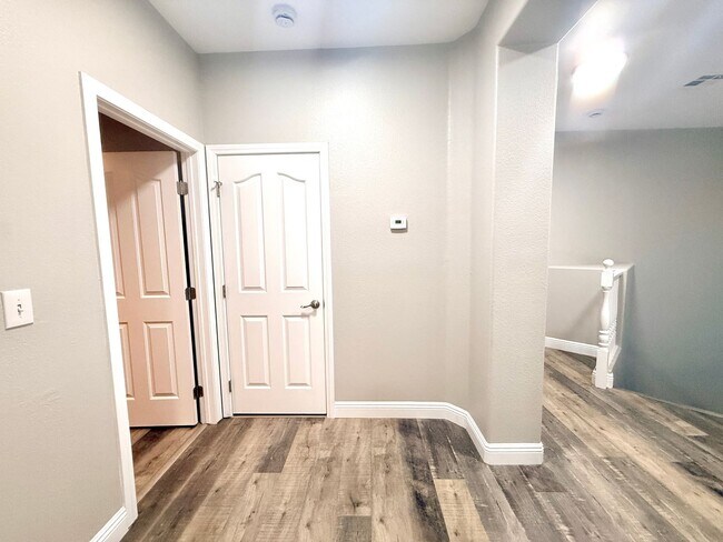 Building Photo - Five bedroom home in Henderson with downstairs bedroom and pool And Spa