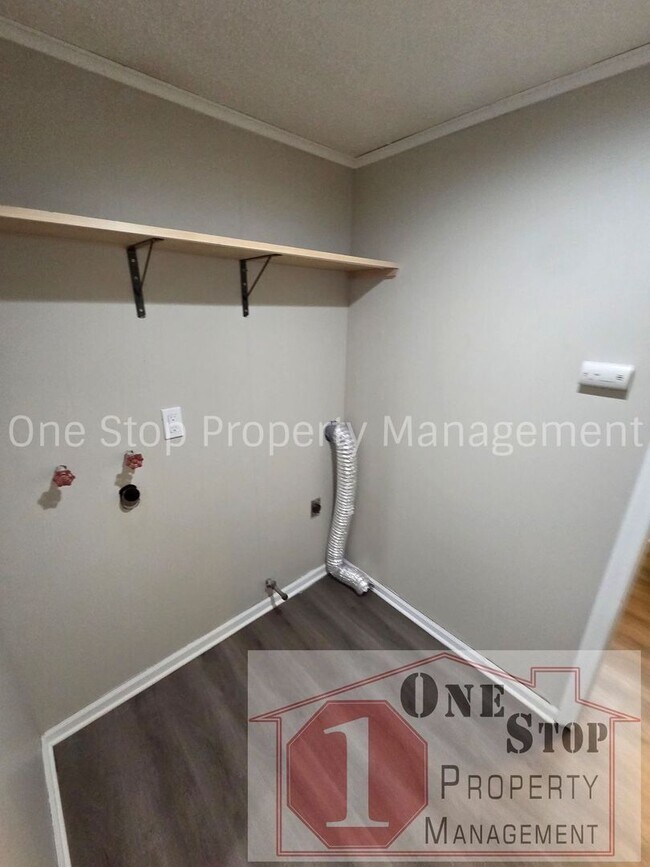 Building Photo - Updated 4 Bedroom, 2 Bathroom Duplex in Overland Park, Kansas