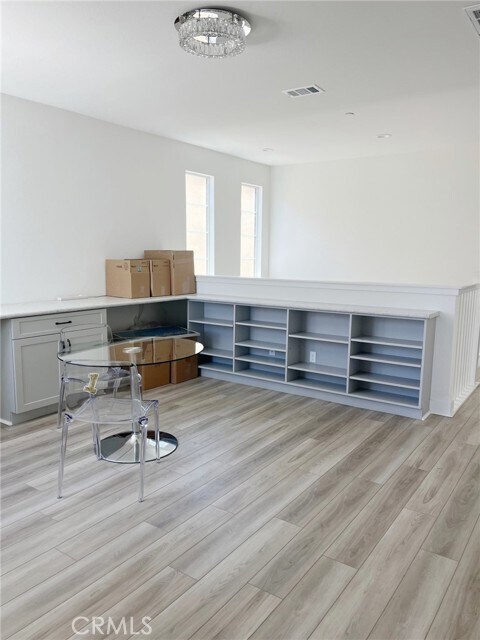 Building Photo - 215 Sawbuck