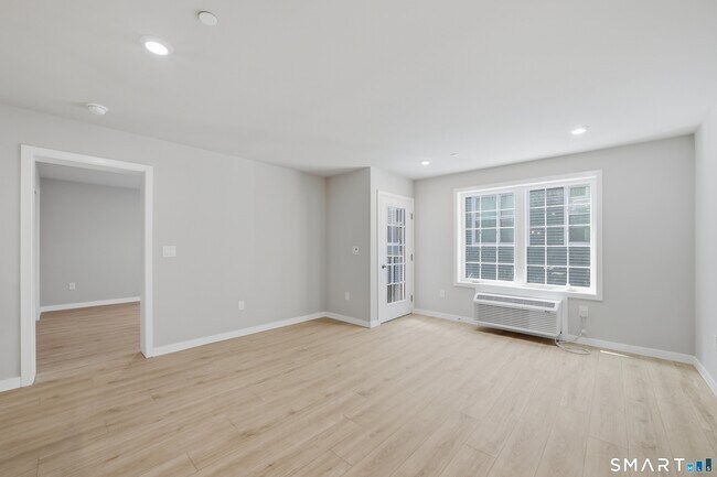 Building Photo - 589 Bedford St