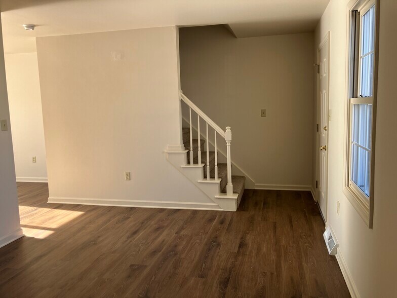 Building Photo - 166 Northwood Ct