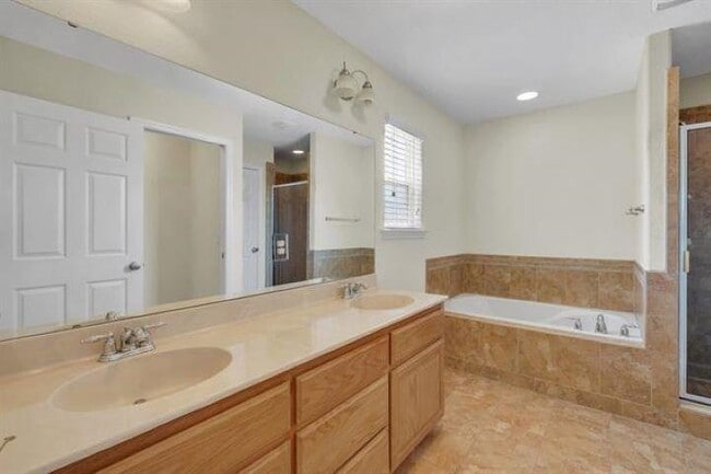 Building Photo - 10737 Sycamore Ridge Ln