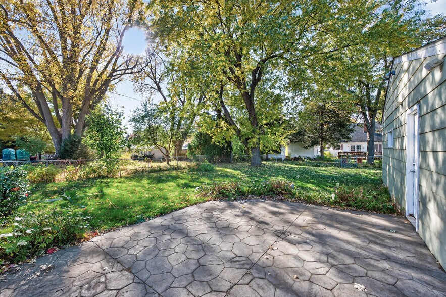 Building Photo - 1049 Sterling St N