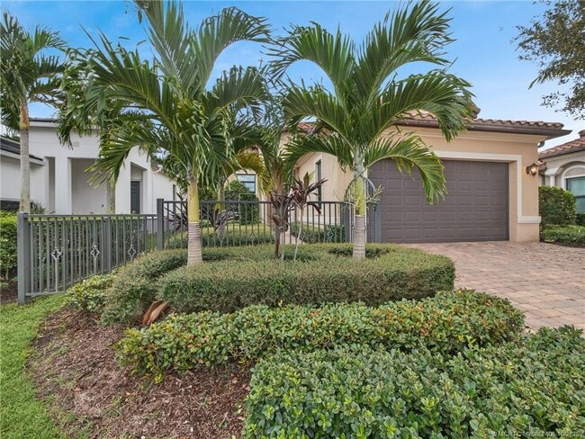 Primary Photo - 600 SE Fascino Cir