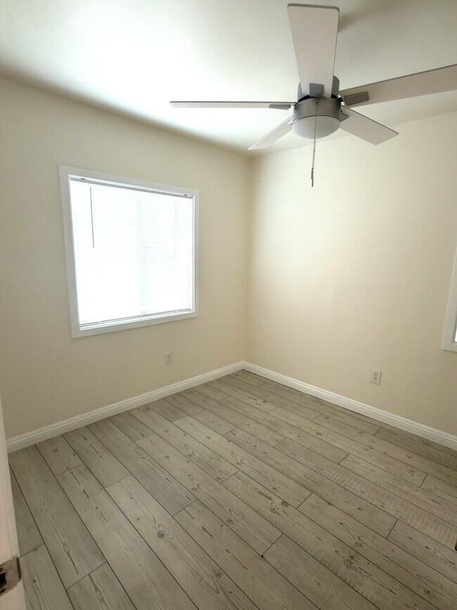 Building Photo - 1603 W 60th Pl