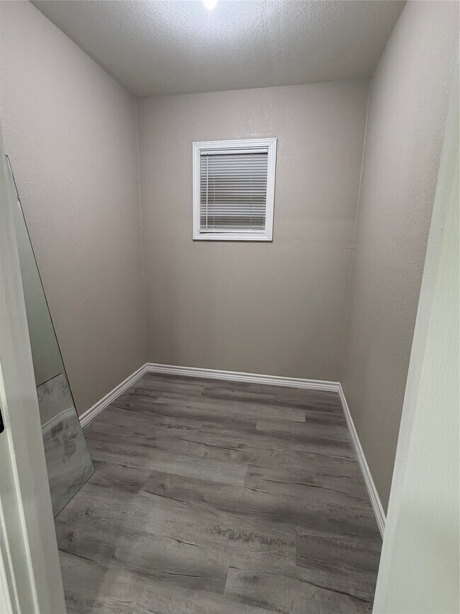 Building Photo - 1505 15th Ave N