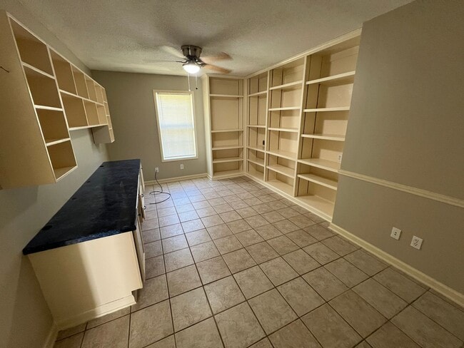 Building Photo - 3 bed 2.5 bath house with multiple bonus rooms!