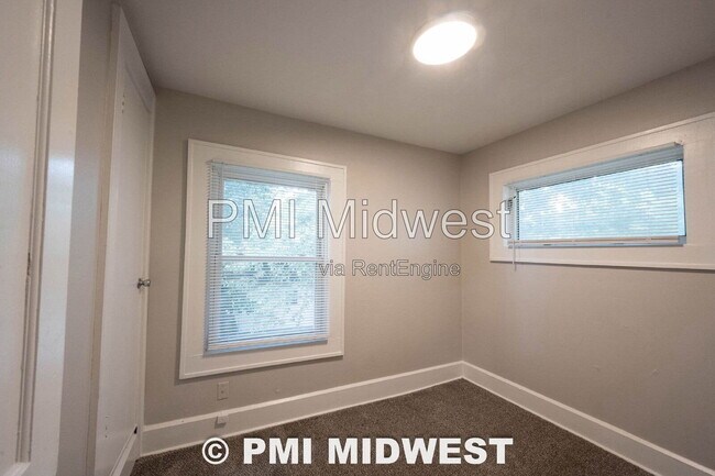 Building Photo - 411 W 40th St
