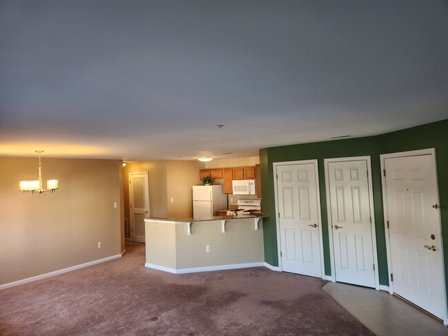 Building Photo - 2026 Windsong Dr