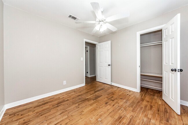 Building Photo - 2835 Beverly Rd