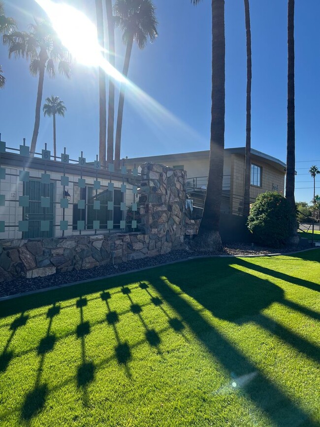 Building Photo - Scottsdale Condo