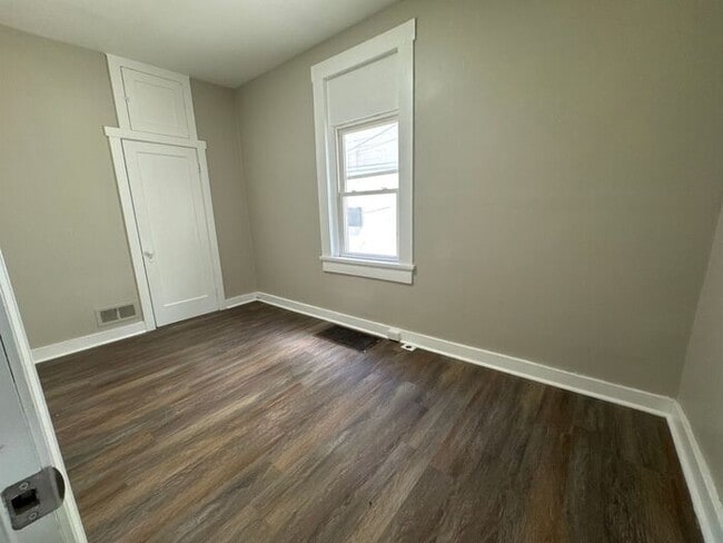 Building Photo - Beautifully renovated with mother in law s...