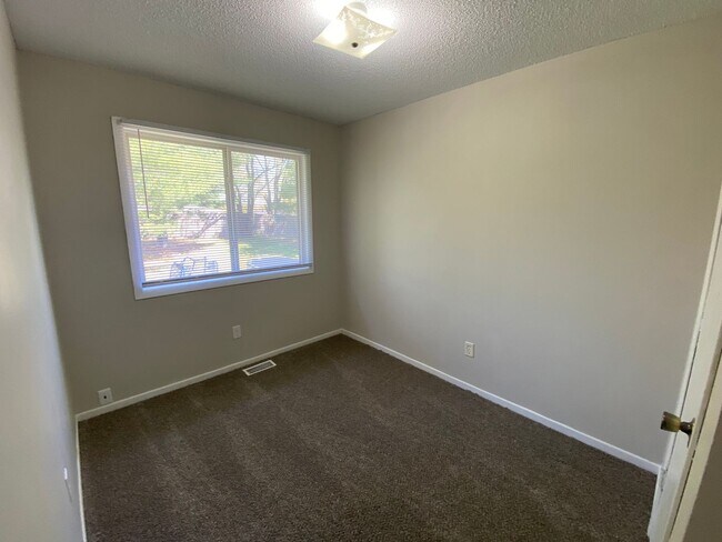 Building Photo - 1630 Pleasant View Dr