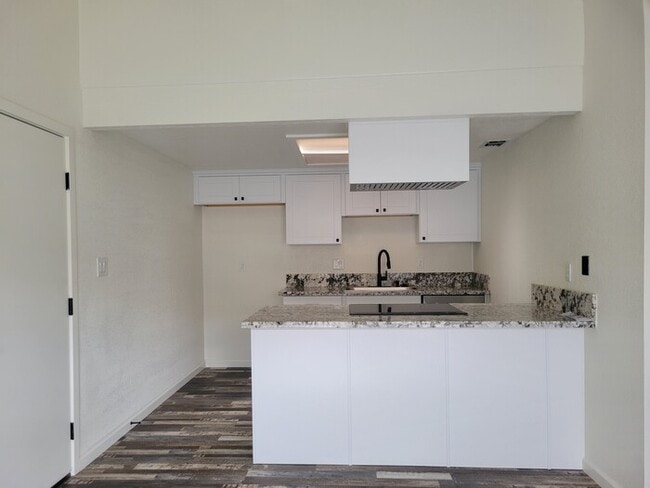 Building Photo - Adorable UPDATED 2bd/2bth duplex in Sacramento!