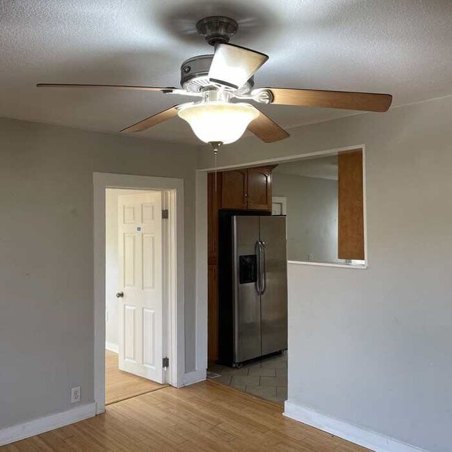 Building Photo - 3 Bed & 1 Bath House in Englewood / Available soon!