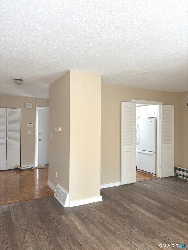 Building Photo - 20 Greenbriar Dr