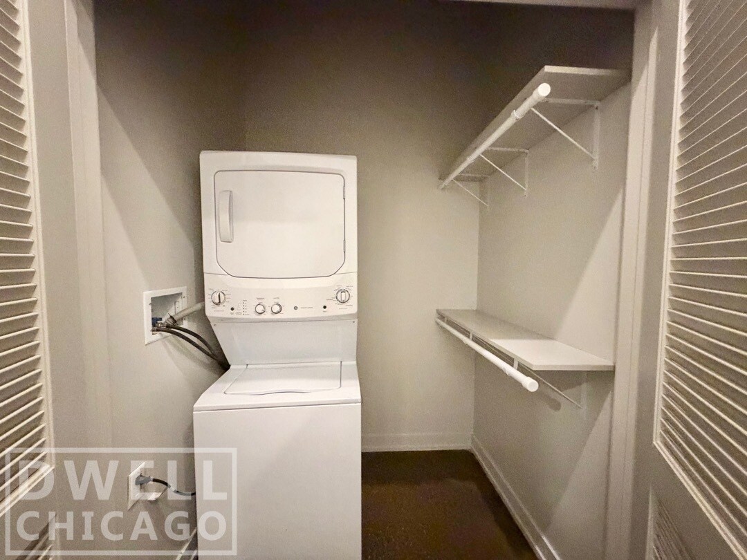 Building Photo - 700 N La Salle Dr