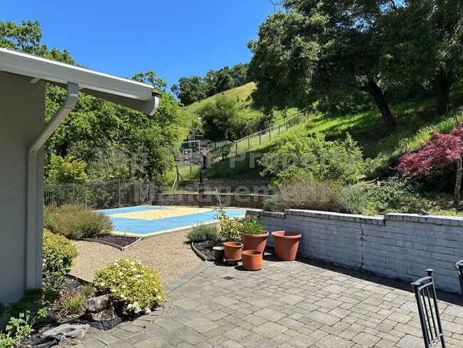 Building Photo - Beautiful 4 Bed, 2 Bath, 2,166 sqft Lafaye...