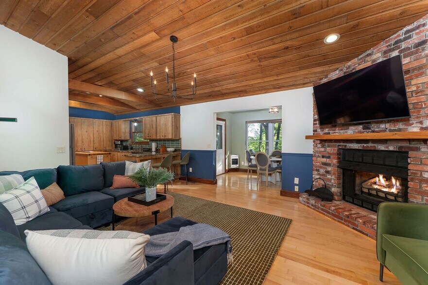 Primary Photo - 134 Wolf's Head Ct