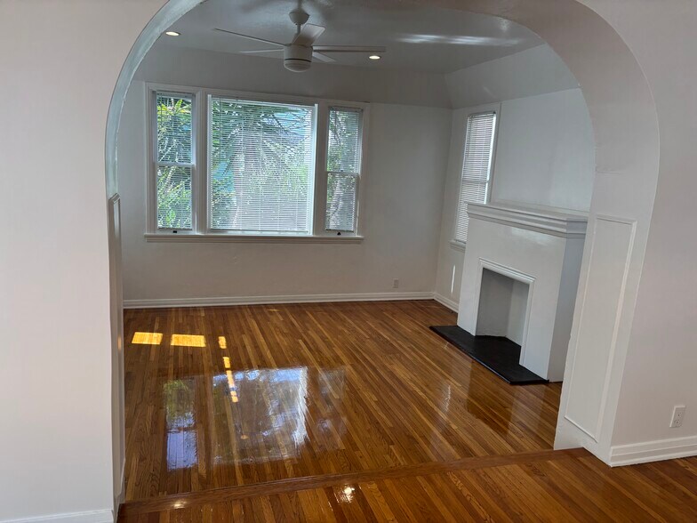 Building Photo - 8707 W West Knoll Dr