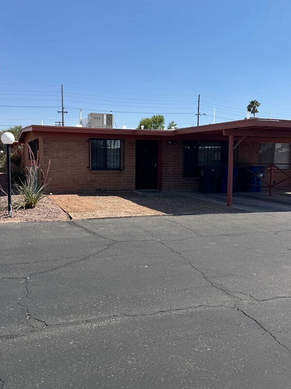 Primary Photo - Charming 3 bedroom 2.bath with yard