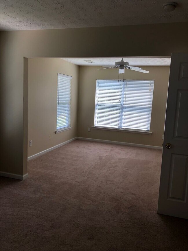 Building Photo - 3 bed/ 3 bath Townhouse