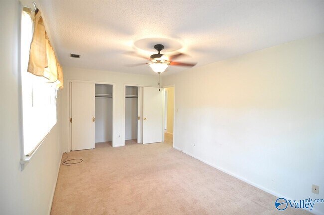 Building Photo - 2505 Lancelot Dr SE