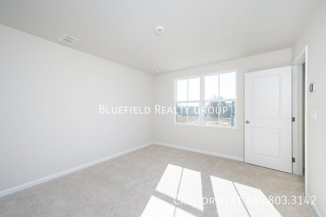 Building Photo - 886 Cranbrook Dr