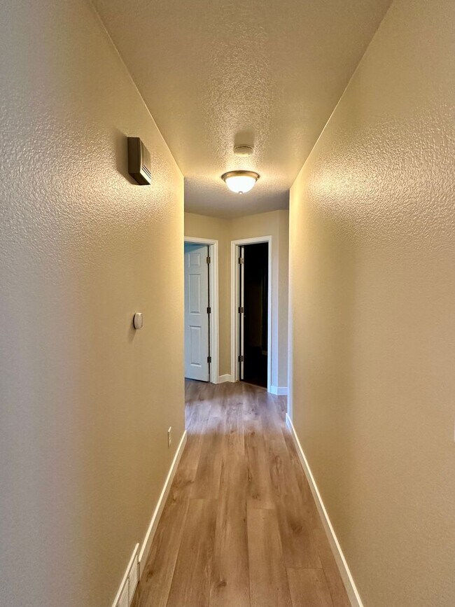 Building Photo - Updated 5-Bedroom Windsor Home - Available...