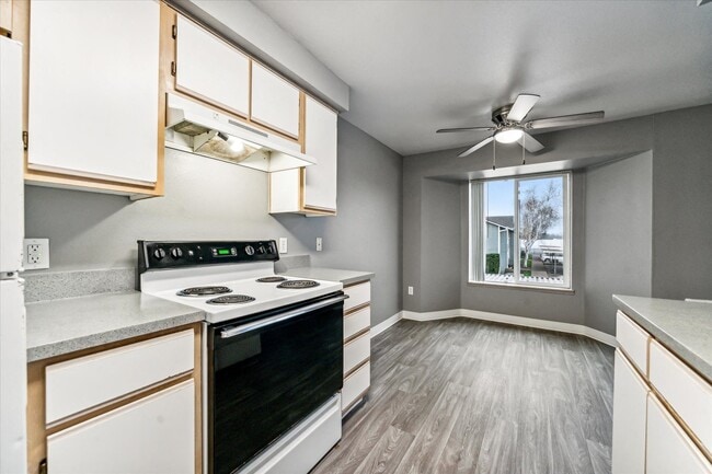 Building Photo - Oak Park Village Apartments