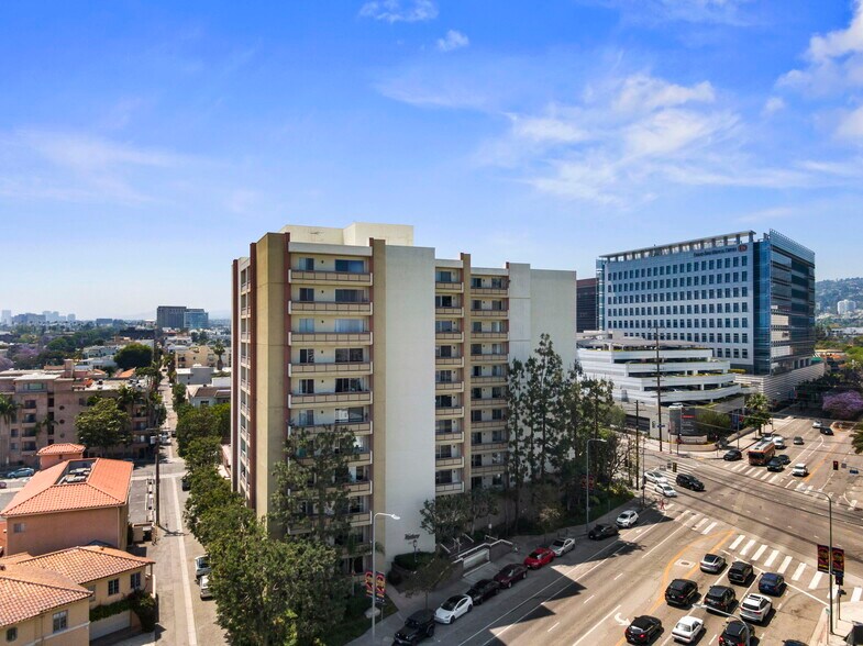 Building Photo - 321 S San Vicente Blvd